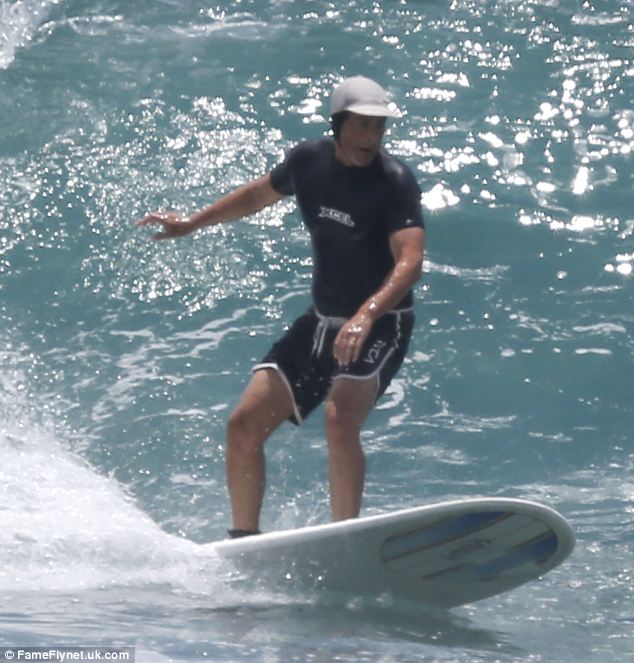 Rob Lowe shows off his surf skills! | ScandalBuzz